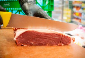 sobre Noel Supermercados.Cuchillo cortando filete