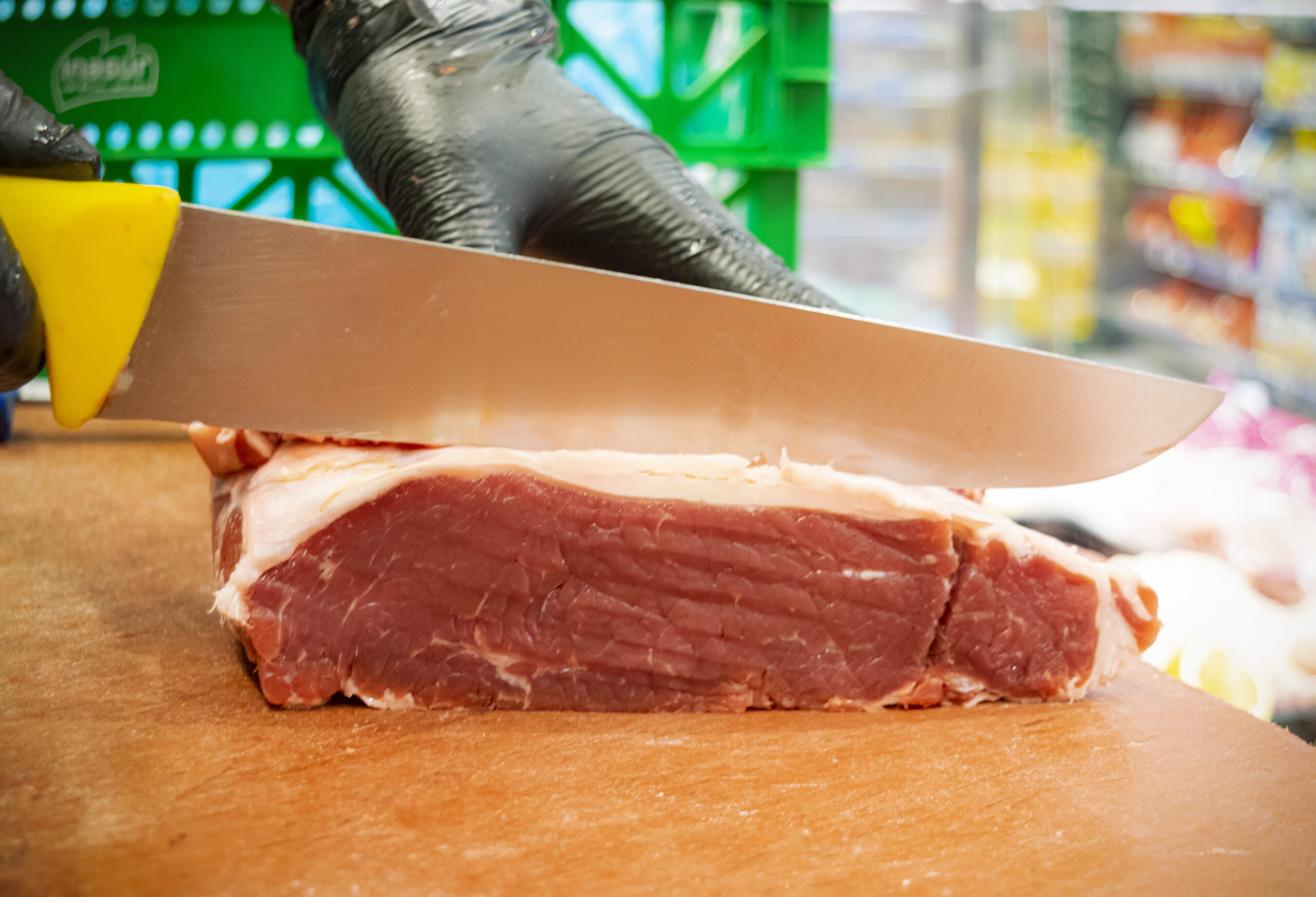 sobre Noel Supermercados.Cuchillo cortando filete