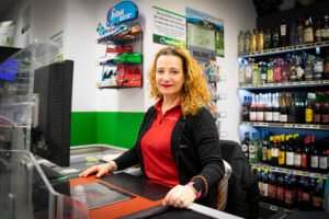 contacta con nosotros. Trabajadora de Noel Supermercados