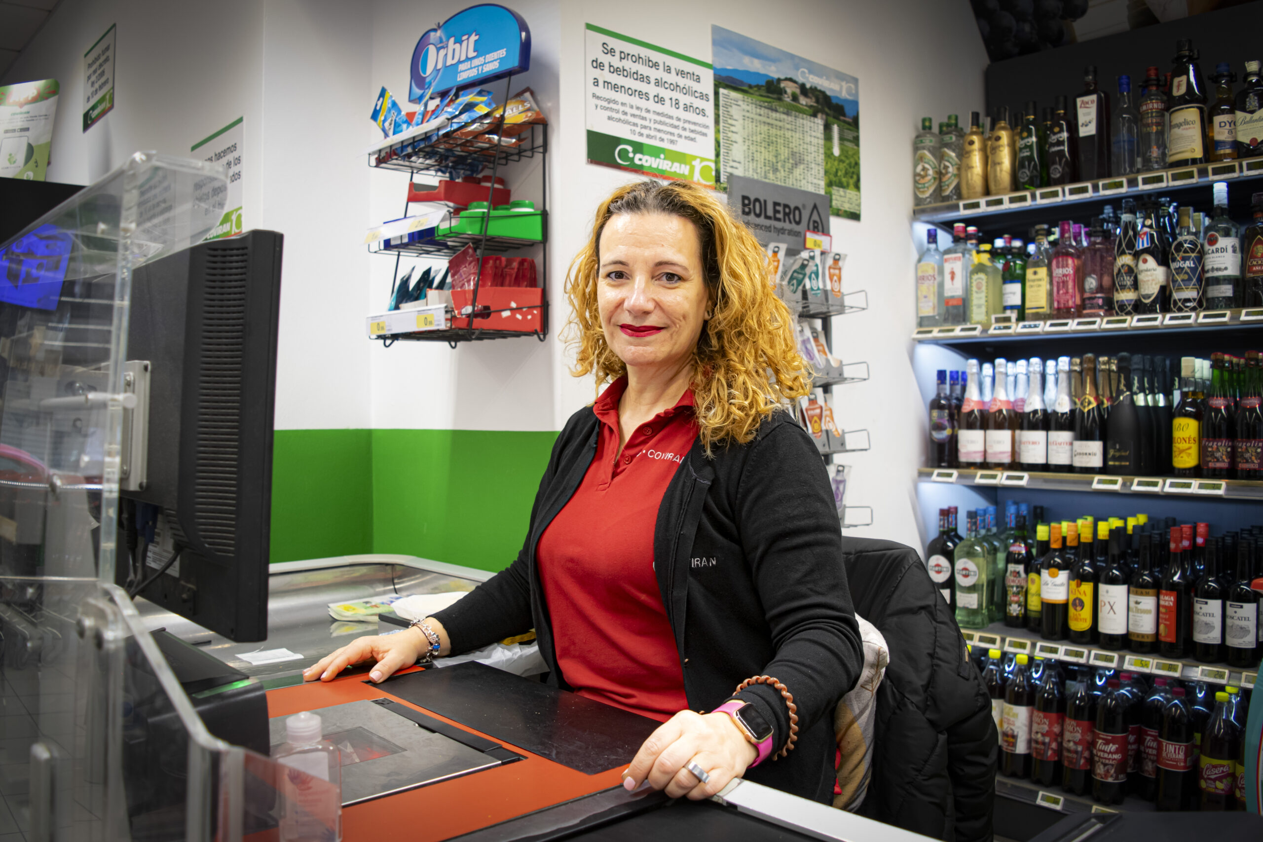 contacta con nosotros. Trabajadora de Noel Supermercados